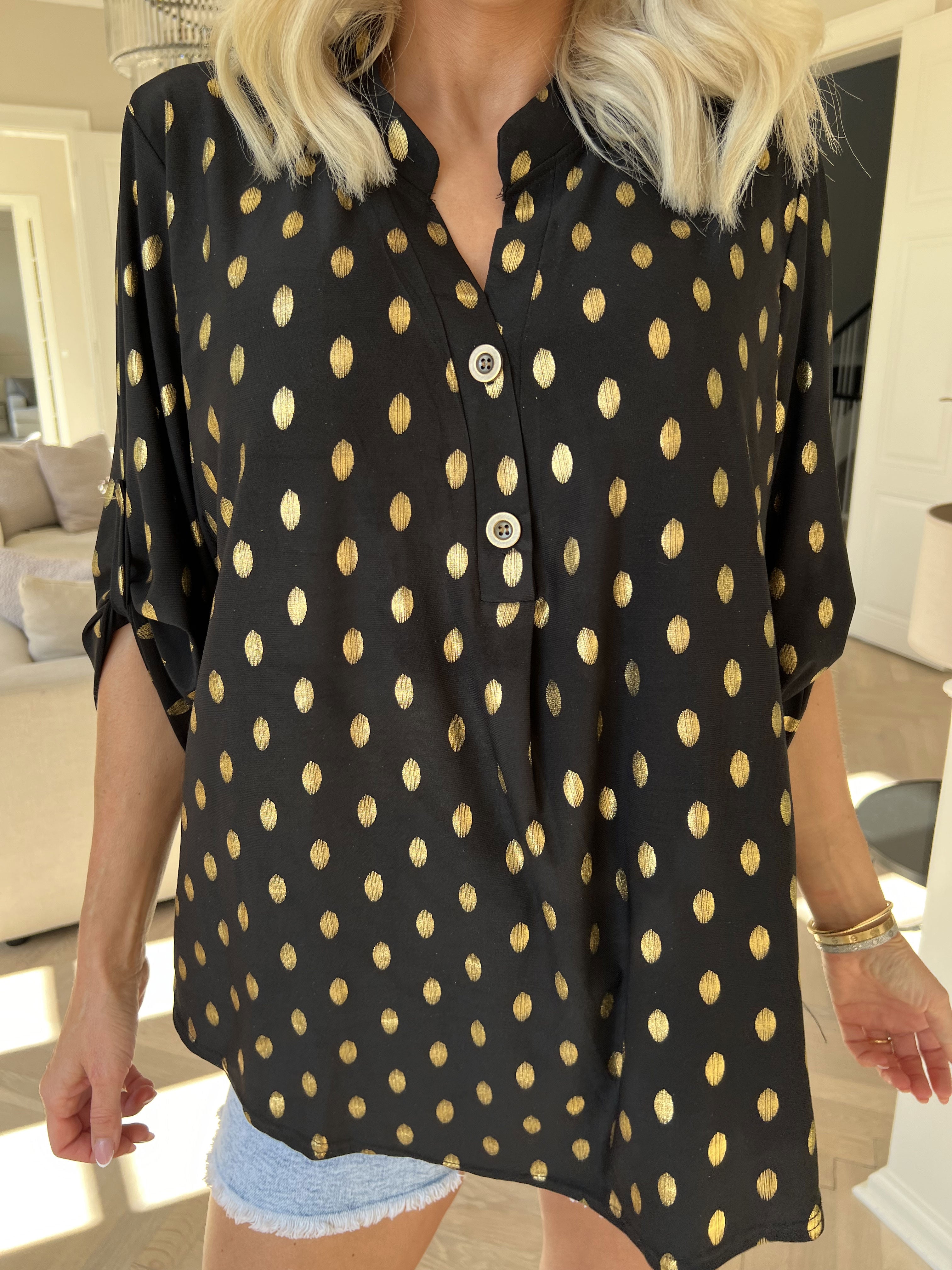 Ebba Gold Shirt - Elastisk bluse med guld dutter